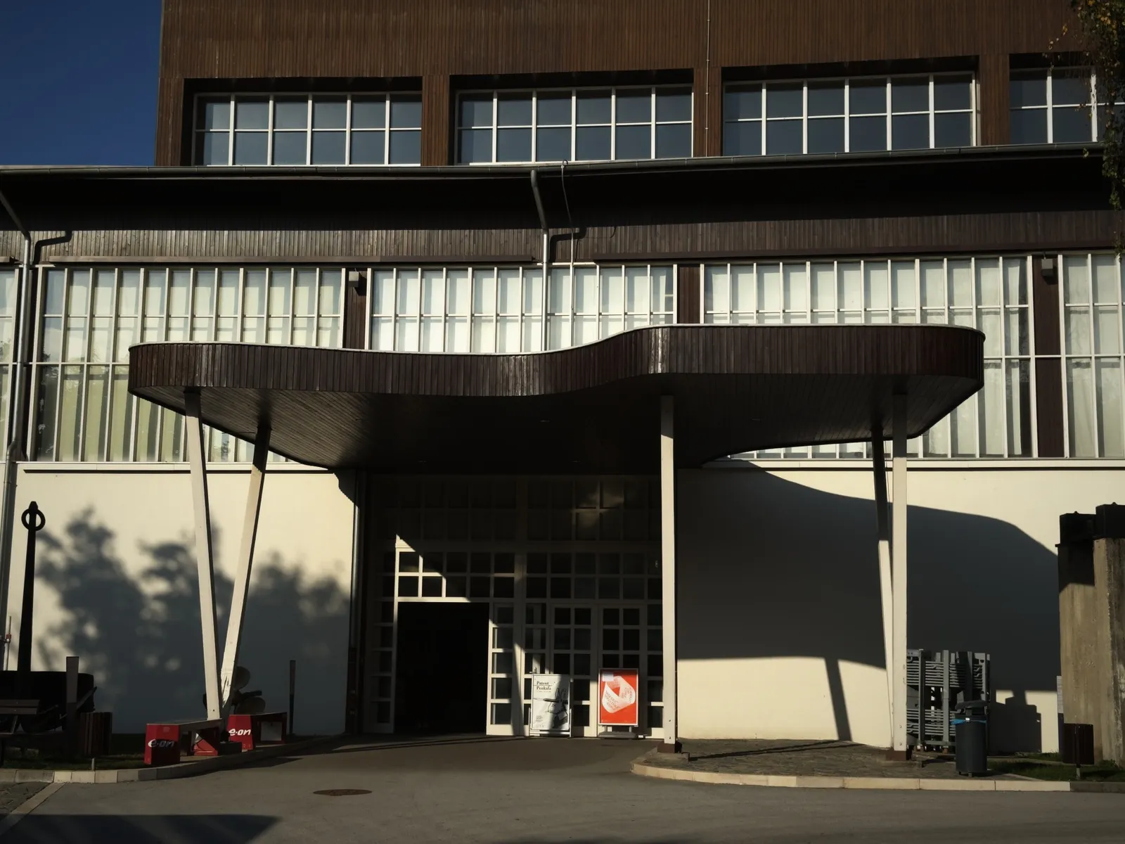 La puerta de entrada bajo la marquesina curva